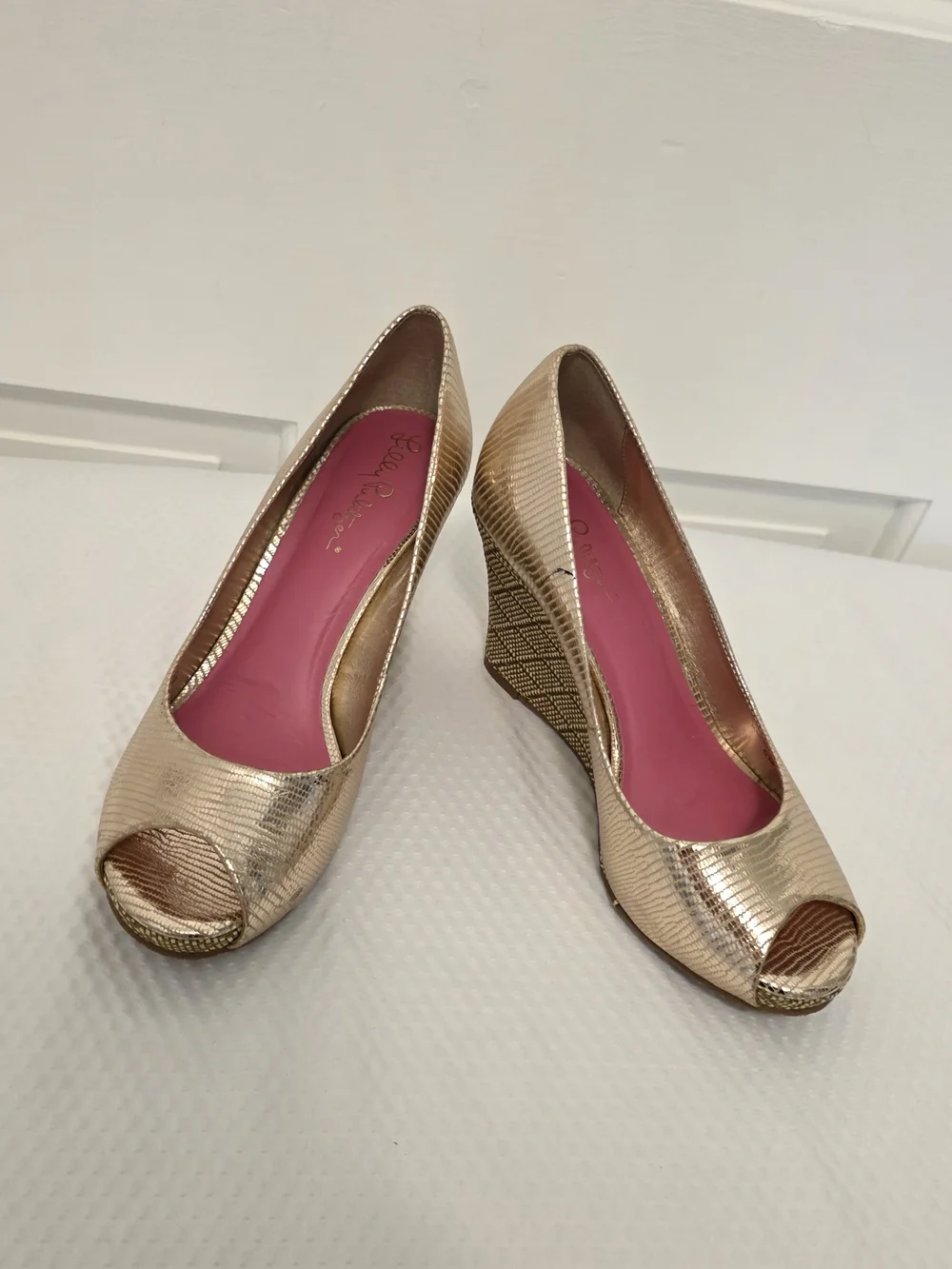 LILLY PULITZER Gold Resort Chic Peep Toe Wedge Metallic Reptile Pumps 6 Leather